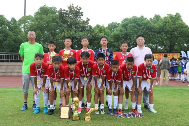 本土车企的尴尬选择：追求洋气却失去根基